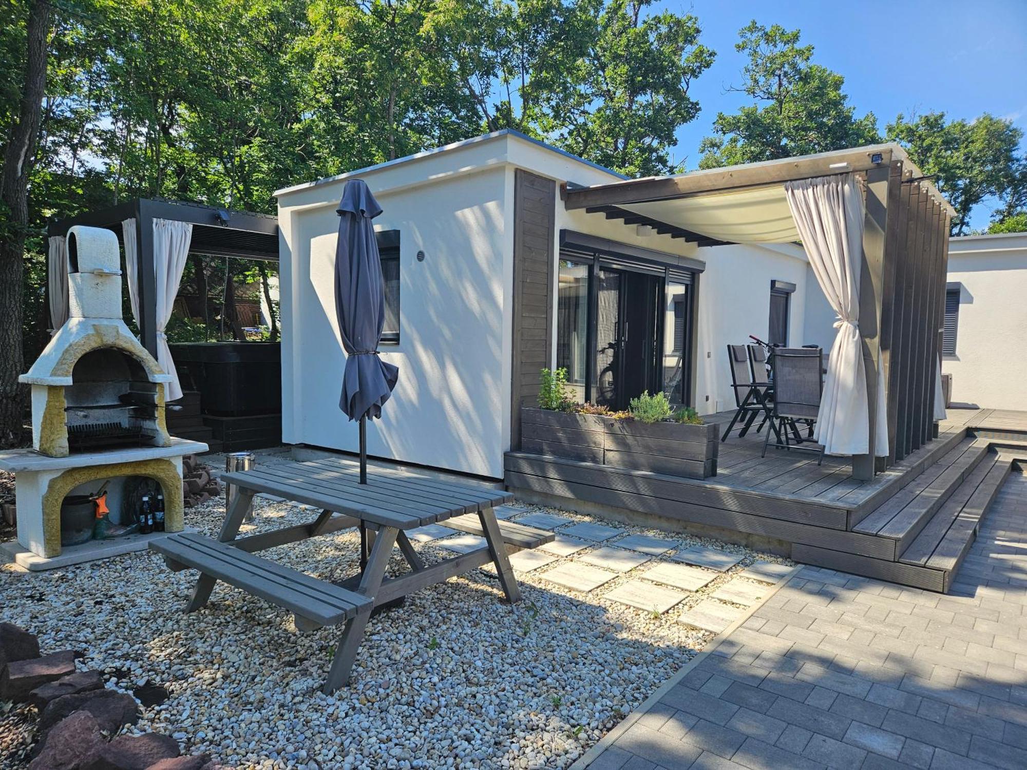 Bowery Guest Houses - Arnyas Vendeghazak Balatonalmadi Ngoại thất bức ảnh