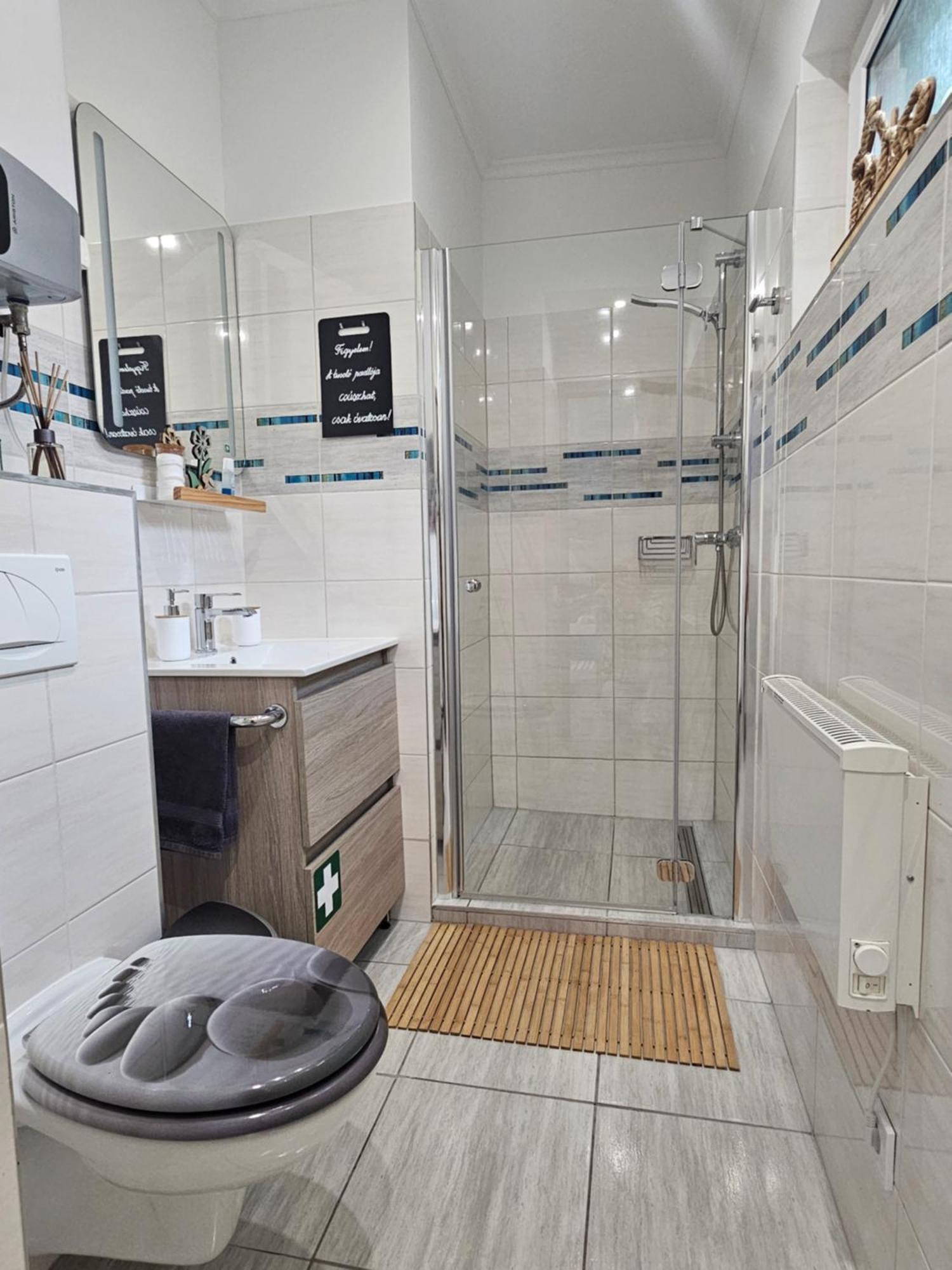 Bowery Guest Houses - Arnyas Vendeghazak Balatonalmadi Ngoại thất bức ảnh